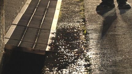 道路のひびから水」住宅街で道路沈下・水漏れ 最大で直径50センチ