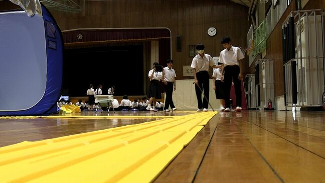 目の不自由な人にもやさしい避難所を　中学校で避難所設置の防災教室　点字ブロックを設置しアイマスクで疑似体験【岡山】|TBS NEWS DIG