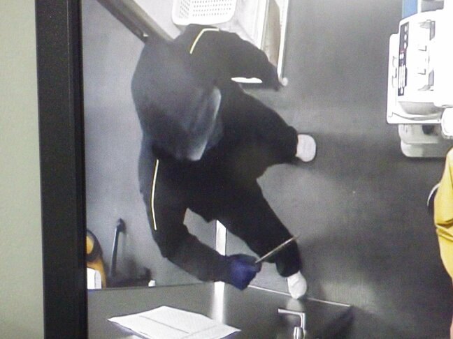 刃物を持った男が「金を出せ」…夜のスーパーで強盗事件 金庫内の現金約270万円を奪い逃走中 警察が容疑者の画像を公開 鳥取県境港市 |TBS NEWS DIG