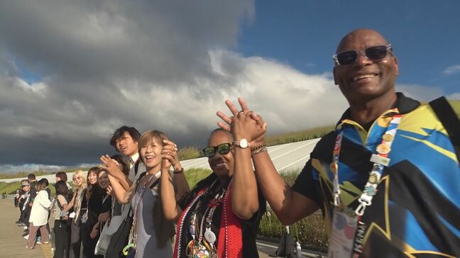 ｢一生の思い出｣ 万博最終日オープン前に“大屋根リングにスタッフ集合” みんなで手をつないで…無事に閉幕の日を迎えたことをお祝い|TBS NEWS DIG