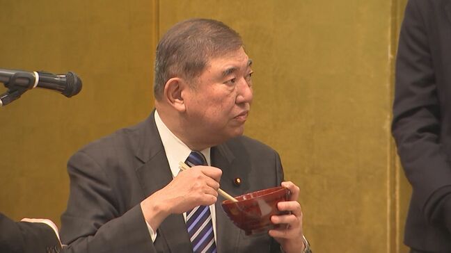 石破茂前総理「地方創生をもう一度政権の政策の中に戻していかんと」 境港産のベニズワイガニやカニみそなどが使われた汁なしラーメン完食 地域の食を通じた地方創生にも注力|TBS NEWS DIG