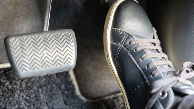 【ガソリン代節約】早めに足離すだけで燃費改善　一方で“手動”アイドリングストップはエンジンかからなくなるリスク|TBS NEWS DIG