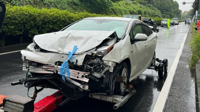 トラック含む8台玉突き事故 5人軽傷　最初に衝突の運転手は車を乗り捨て逃走 ひき逃げ事件として行方捜す　横浜市旭区|TBS NEWS DIG