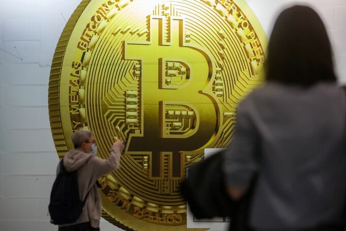 ビットコインが最高値から急反落、インフレ加速で利下げ観測後退