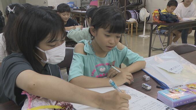 夏休みの宿題　全部終わらせたい！　大学生と図書館職員が「宿題おたすけ隊」　山口県周南市|TBS NEWS DIG