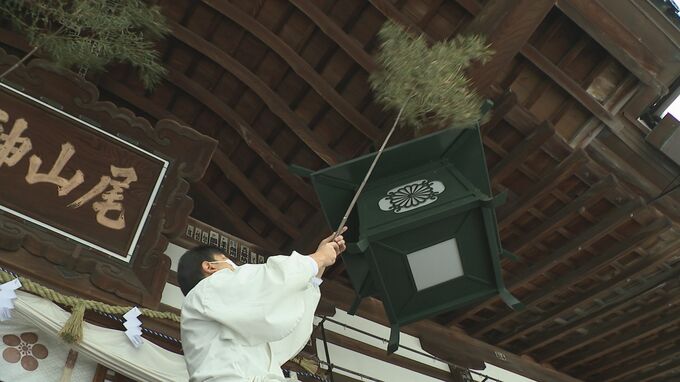 年の瀬の恒例行事 約3メートルの竹で“すす払い”　|　石川県のニュース｜MRO北陸放送