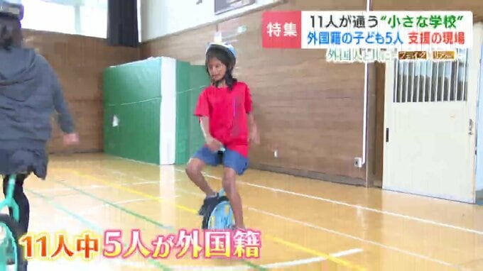 一輪車に乗る児童
