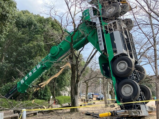 「クレーン車が倒れ電柱をなぎ倒している」大型クレーンが倒れ電柱や周辺家屋に被害　伐採した木を運ぶ際にバランスを崩したか　停電はすべて解消　広島市南区（13日午後4時更新）|TBS NEWS DIG