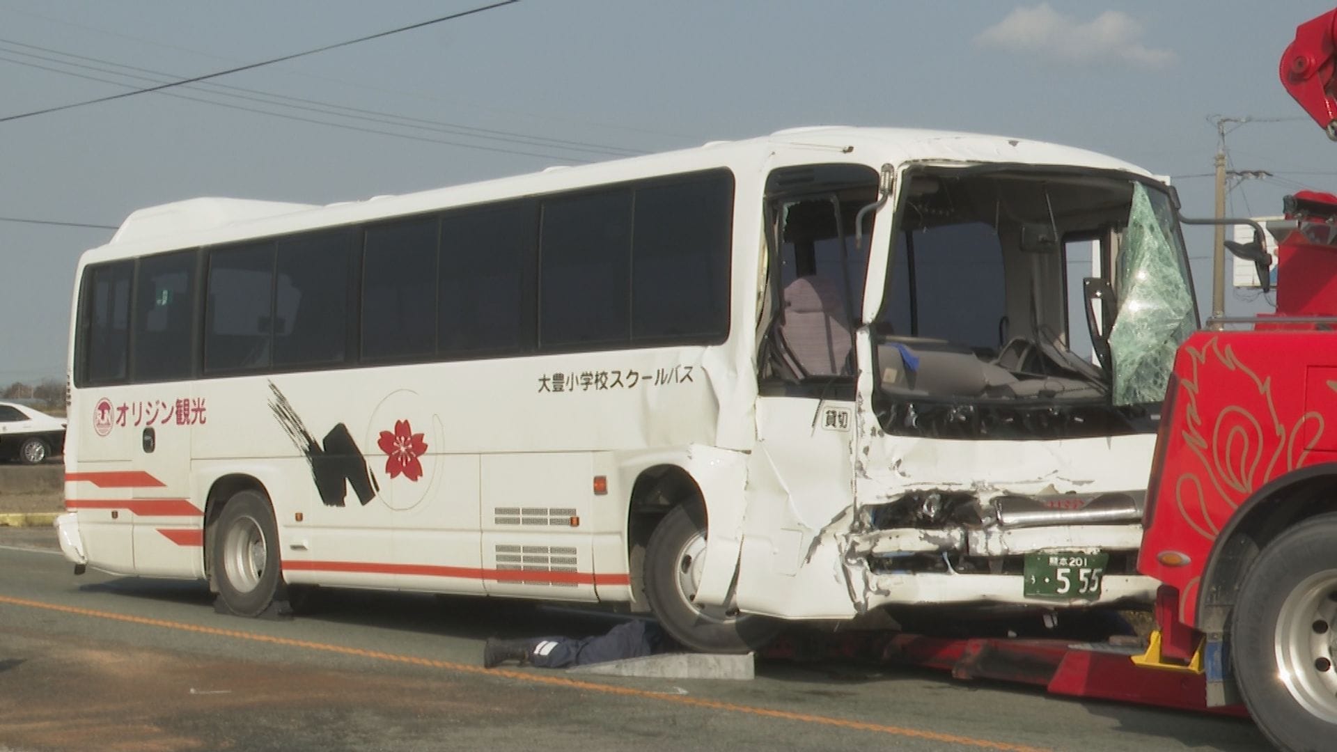 学校スクールバスなど3台衝突 バス運転手がけが 児童は乗っておらず