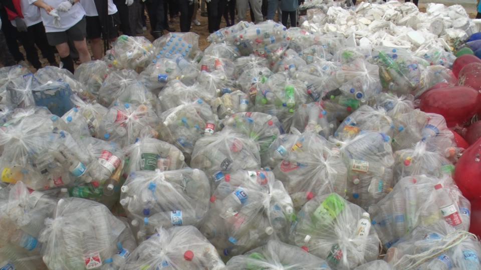 ペットボトル約4600本！　漂着ごみなどを150人のボランティアが回収　石垣島