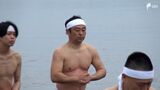 「とにかく出直すつもりで」天竜川で大寒みそぎ　自民党安倍派の裏金事件で渦中の宮沢議員も身を清める＝浜松市　|　静岡のニュース | SBSNEWS | 静岡放送
