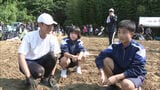 「おいしいキャベツが作れるようになるといいな」大雨被災の農園で中高生が復旧作業を手助け 畑の石を取り除く 福岡県福津市 | 福岡のニュース|RKB NEWS|RKB毎日放送