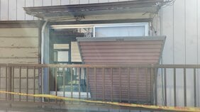 茨城・古河市の住宅に外国人とみられる男2人が押し入る　就寝中の住人男性に刃物を突きつけ、現金約200万円を奪い逃走　警察が強盗傷害事件として行方を追う|TBS NEWS DIG