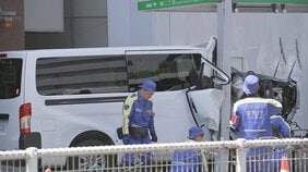 ワゴン車がバス停に衝突する事故　運転の50代男性はその場で死亡確認　歩行者の80代男性が巻き込まれるも軽傷　東京･渋谷の明治通り|TBS NEWS DIG