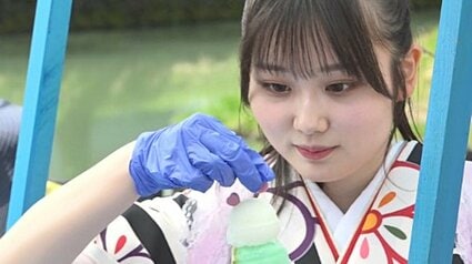 アイスの売り子”はりんご娘の「はつ恋ぐりん」！ サクラ満開の弘前公園