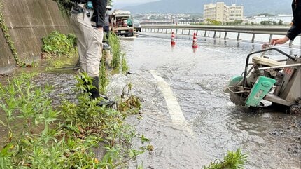 水道管破裂か？国道冠水 片側交互通行 長崎県佐世保市 | TBS NEWS DIG
