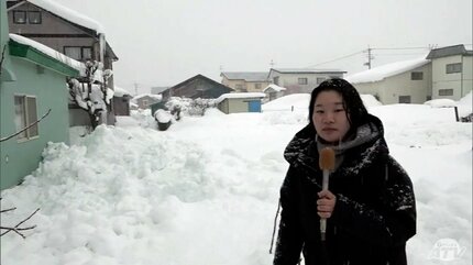 屋根雪に埋まっている人がいるかもしれない」弘前市で屋根雪の下敷きに