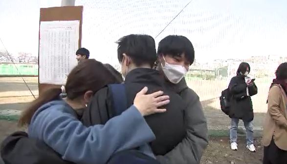 「勉強も部活も両立して頑張りたい…」受験の緊張から解き放たれ嬉しさ満開…公立高校後期選抜の合格発表、9100人に吉報、一方で380人余が涙のむ　|　SBC NEWS | 長野のニュース | SBC信越放送