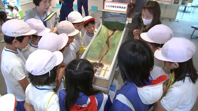 小学生が、山から流れてくる土砂をせき止めて住宅などを守る「砂防堰堤」について学ぶ 岩手・八幡平市|TBS NEWS DIG