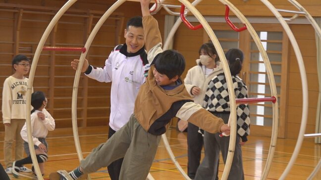 「まずやってみることが大切」　ラートの世界チャンピオンが小学生に夢の授業　山梨・甲運小学校|TBS NEWS DIG