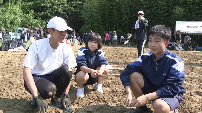 「おいしいキャベツが作れるようになるといいな」大雨被災の農園で中高生が復旧作業を手助け　畑の石を取り除く　福岡県福津市|TBS NEWS DIG