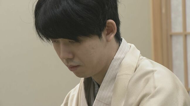 白星スタートの藤井聡太七冠(23) 新たな偉業｢永世竜王｣に近づくか  竜王戦第2局始まる  佐々木勇気八段(31)と対局|TBS NEWS DIG