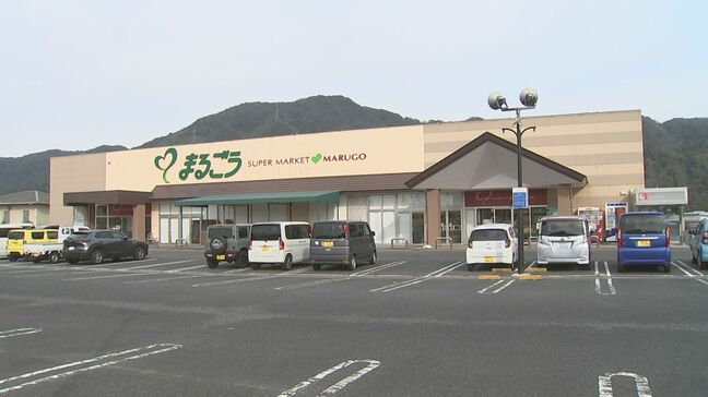 「包丁を持った男が入って強盗被害に遭いました」　営業中のスーパーで「金を出せ」と店員を脅した男が、金庫内の現金約270万円を奪って逃走中　バックヤードから入店か　身長170cmくらい・上下黒っぽい服|TBS NEWS DIG