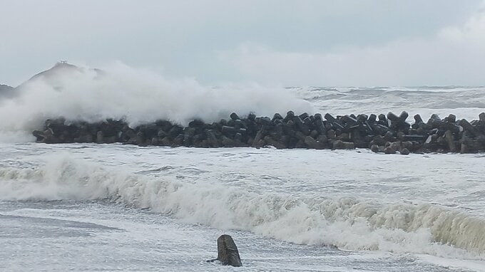 八森で最大瞬間風速30.3m　秋田県沿岸は17日夜遅くにかけて暴風雪や高波に警戒を　気象台が呼びかけ　強い冬型の気圧配置|TBS NEWS DIG