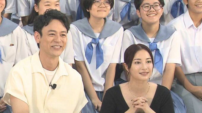 俳優の妻夫木聡さんと広瀬すずさんが中学校を訪問 映画「宝島」通して沖縄の歩み見つめる|TBS NEWS DIG