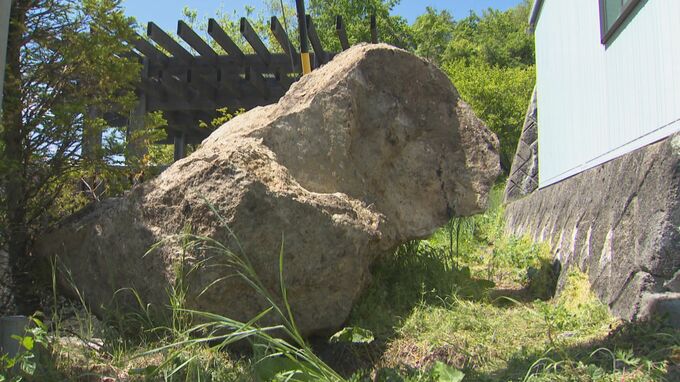 「心配でどうしようもない」山から直径２メートル以上の大きな岩が…住宅のガレージに直撃し全壊・道路も陥没・岩にぶつかったシカ１頭も死ぬ・長野県松本市　|　SBC NEWS | 長野のニュース | SBC信越放送