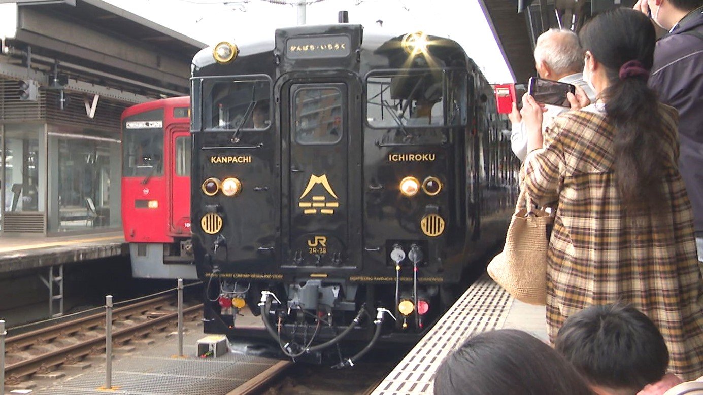 観光列車「かんぱち・いちろく」JR大分駅で初の一般公開　大勢の鉄道ファンが詰めかける