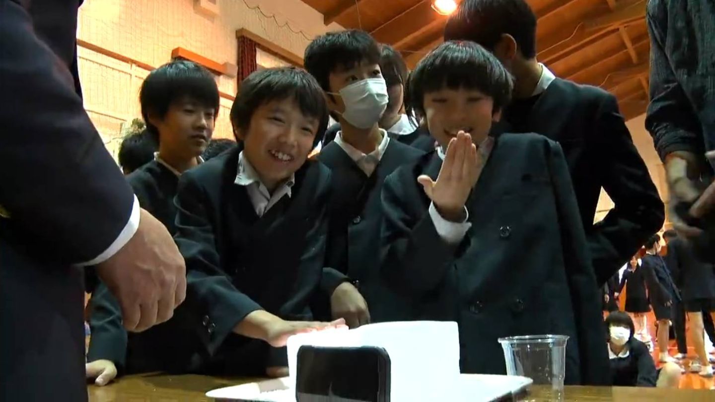 小学校に南極の氷贈呈 子どもたち興味津々「南極で遊びたい」鹿児島