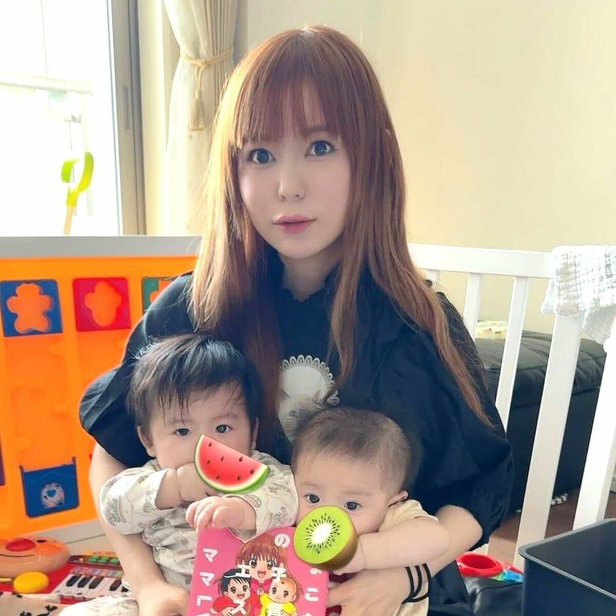 【 中川翔子 】　「ふたごたちが、ハイハイとおすわりが上手になってきて　おいで！…