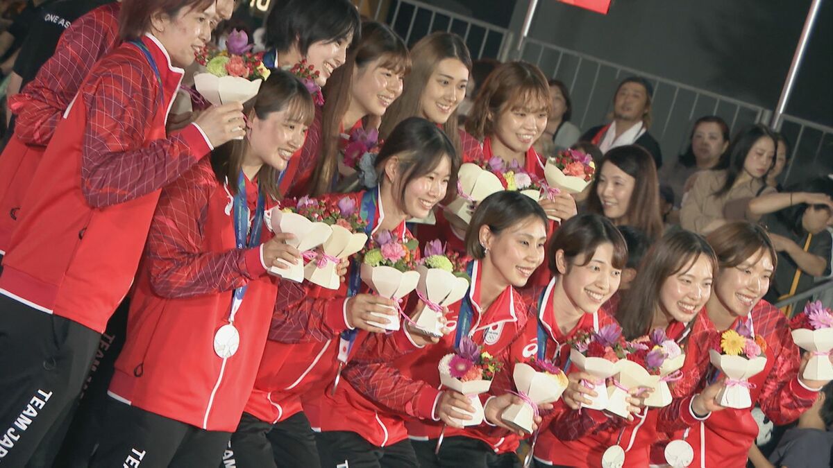 メダリストがファンと喜びを分かち合う「メダリストセレブレーション」 3日目は銀メダル獲得のバレーボール女子日本代表ら19人が登場 大会期間中は毎日開催予定