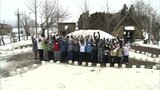 遮光器土偶が冬の公園に…「雪をつめてバーン」子どもたちが作ったスノーランタンで浮かび上がる　青森県つがる市　|　青森のニュース│ATV NEWS│青森テレビ
