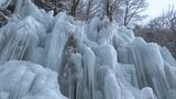 大きな氷の柱が冬を神秘的に演出　鍾乳洞に全長200メートルの「氷の渓谷」　岐阜・高山市　　　|TBS NEWS DIG