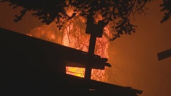 「すごかった。一気に燃えちゃって」激しく燃え上がる炎　空き家や倉庫、車2台が全焼　山梨・甲州市　|　山梨のニュース | ＵＴＹテレビ山梨