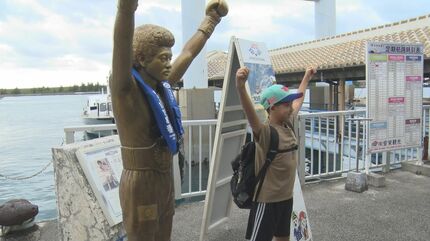 カンムリワシ”具志堅用高さんの銅像がライフジャケットで海の事故防止