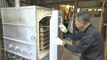 倉敷市の天神窯で干支の「丙午」をデザインした香合の窯出し 赤色の
