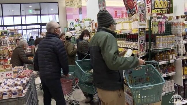 今日解禁の「ボージョレ・ヌーボー」特設コーナーは待ちわびていた人たちで混雑　人気の『青森ヌーヴォー』に購入制限の対応も|TBS NEWS DIG