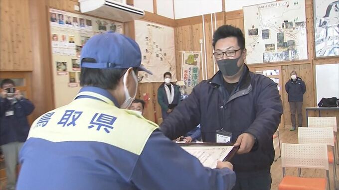 「家にあるせんべいやパンをかき集め」　立ち往生ドライバー支援の住民に感謝状　鳥取・智頭町　|　BSSニュース | BSS山陰放送
