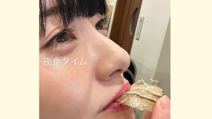 【浜辺美波】 “夜食タイム” うっとり視線で噛むのは「炙りいわし」　写真を “撮ってなさすぎて下手” と自虐も|TBS NEWS DIG
