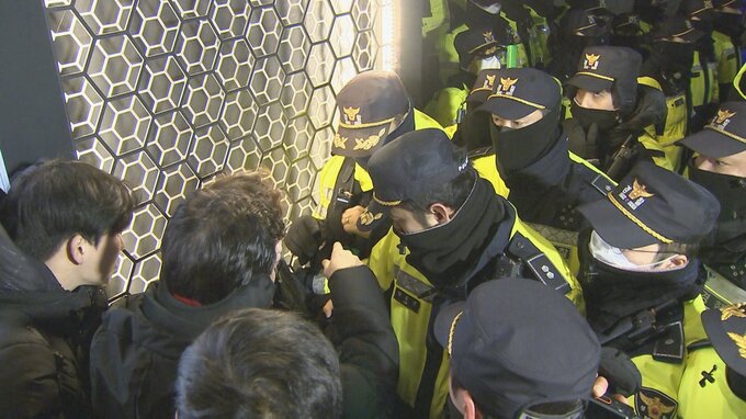 合同捜査本部の捜査員らと与党議員がもみ合い　韓国メディア|TBS NEWS DIG