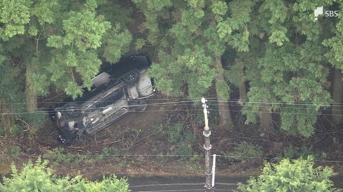 「目の前で車が転落した」乗用車が道路から5m下に転落し横転　2人けが＝静岡・掛川市|TBS NEWS DIG