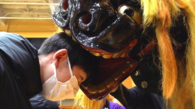 獅子舞で合格祈願のあとは頭をガブリ…　「神付く」獅子からパワーもらい　頑張れ！受験生！|TBS NEWS DIG