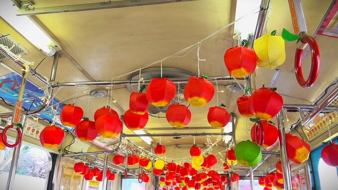 列車内にリンゴ・リンゴ・リンゴ…　『リンゴジュースのサーバー』『リンゴ箱のテーブル』『300個のリンゴねぷた』　「りんごねぷた列車」運行中！|TBS NEWS DIG