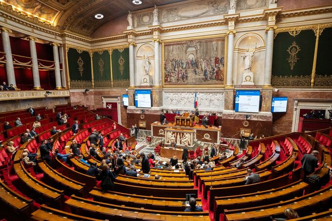 仏内閣崩壊でユーロへの逆風強まる、市場は政治の混乱長期化を警戒