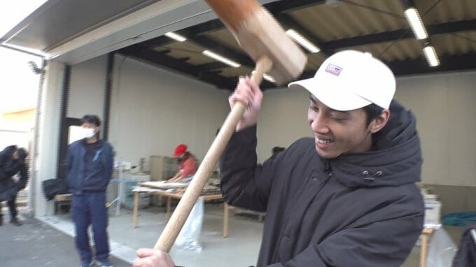 掛け声に合わせて餅つき　留学生らが日本の伝統文化に親しむ　警察などが企画　山梨　|　山梨のニュース | ＵＴＹテレビ山梨