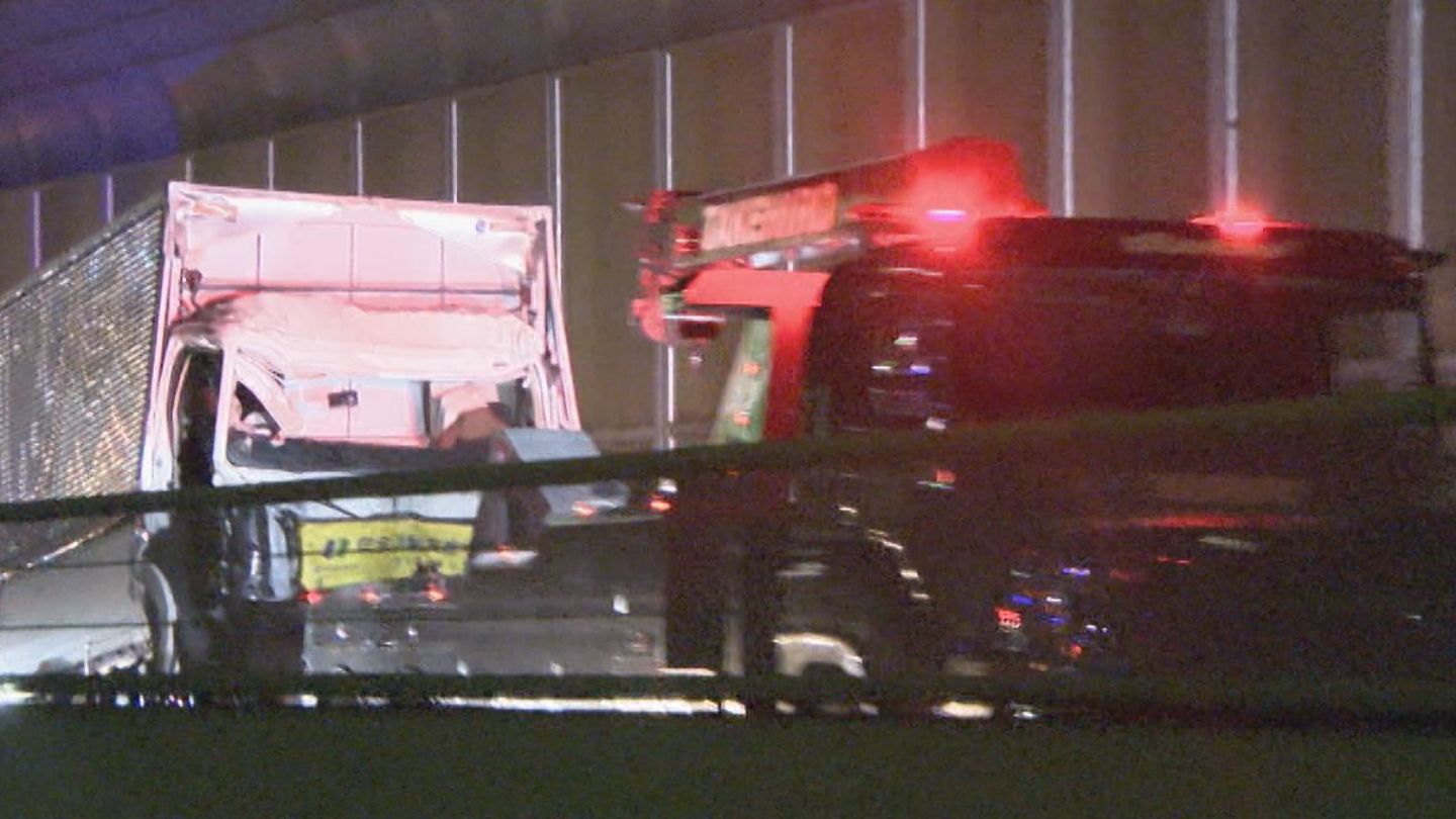 高速道路で大型トラックが別の大型トラックに追突　運転していた男性2人が病院に搬送される　名古屋・緑区