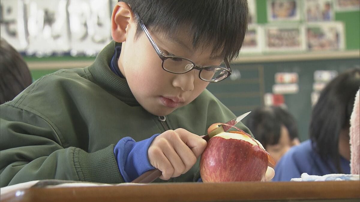 小学校で｢リンゴの皮むき大会｣ 児童250人が熱戦 1984年の開校以来毎年開催 優勝の児童は去年に続き“連覇達成” 毎日リンゴ2個使い練習 愛知･豊橋市